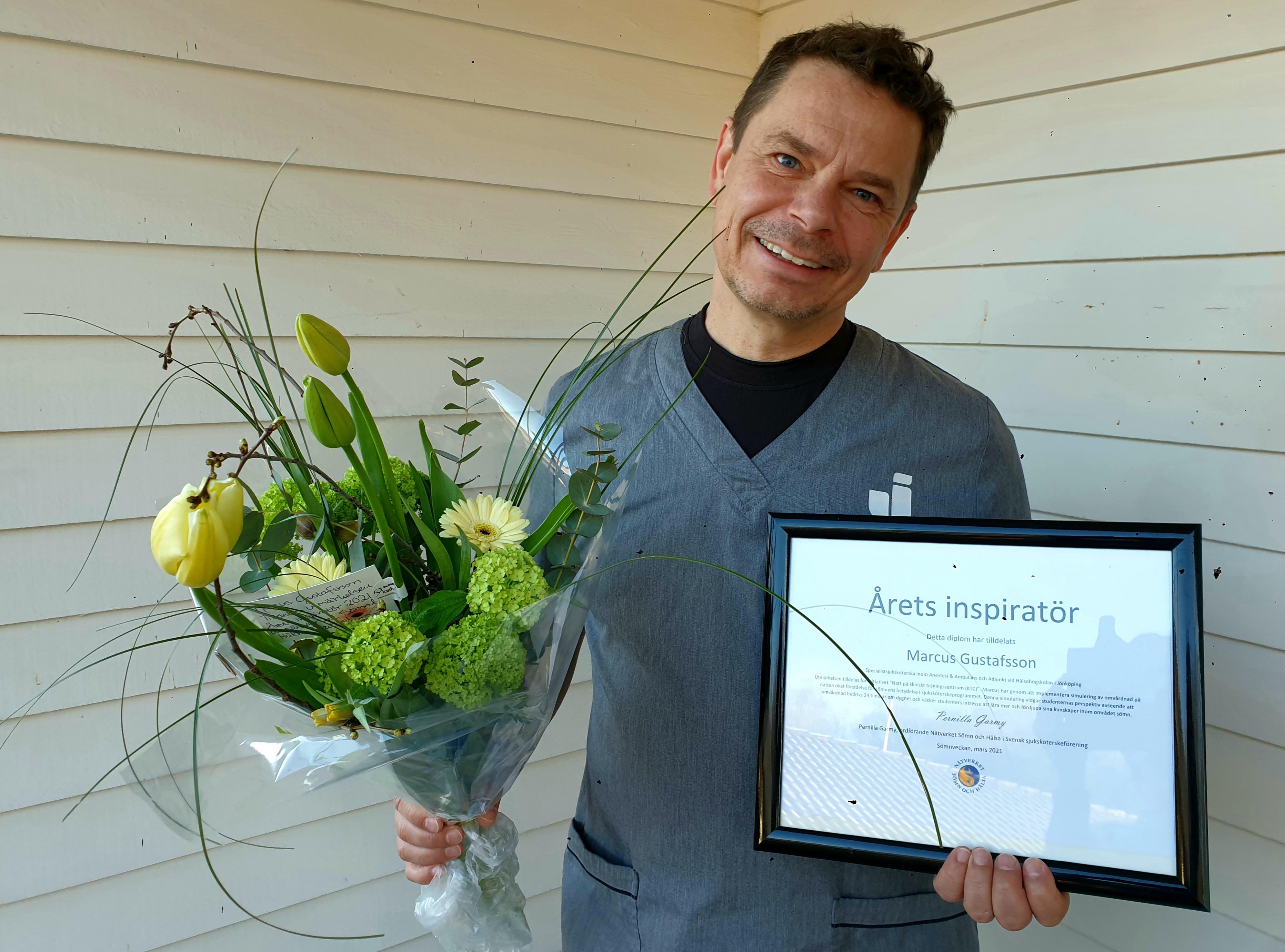Marcus Gustafsson med diplom och blommor