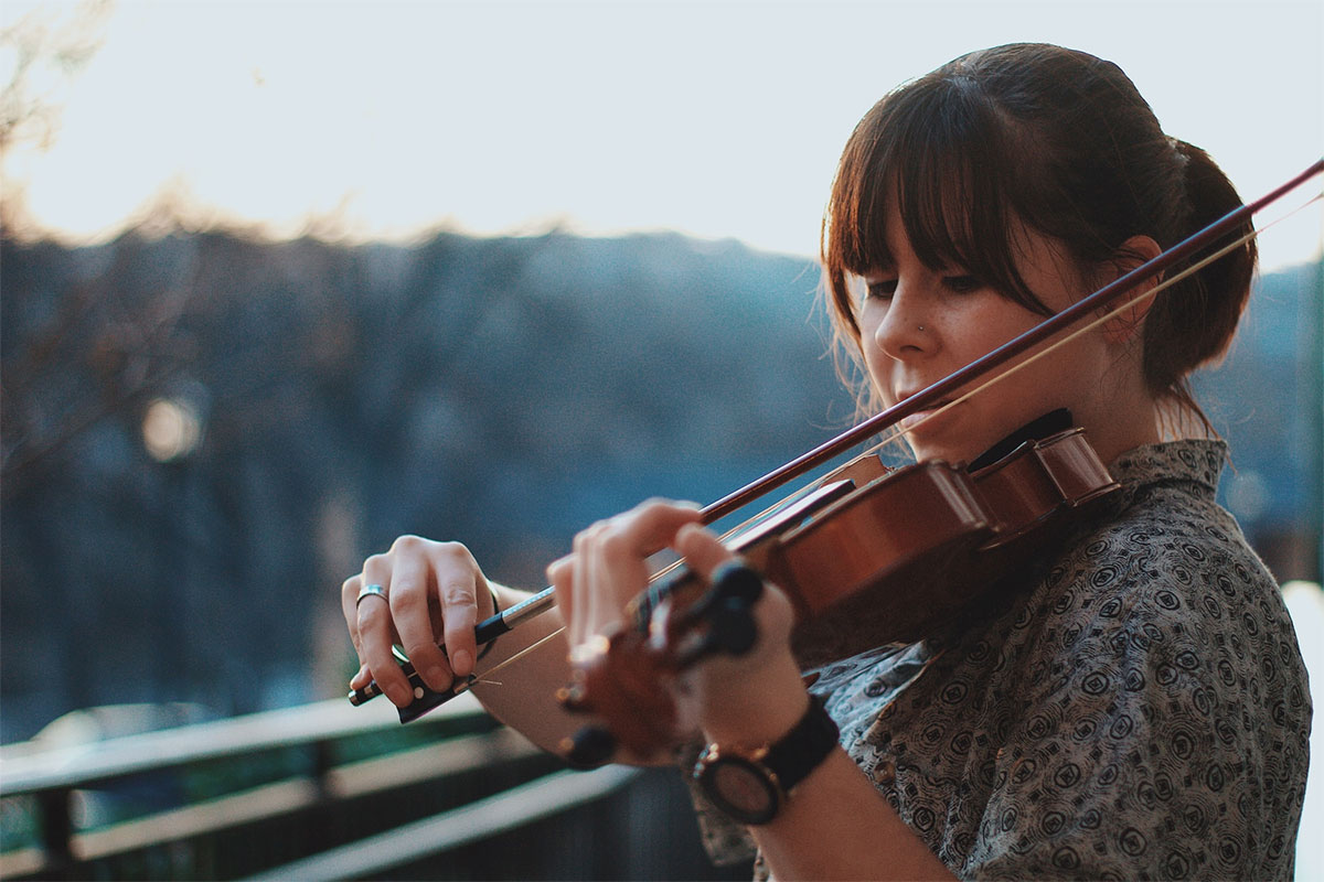 Ung kvinna spelar fiol
