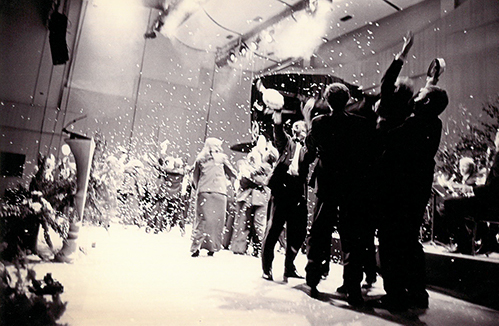 Confetti celebrations on stage at the ceremony to inaugurate the Jönköping University Foundation in 1994.