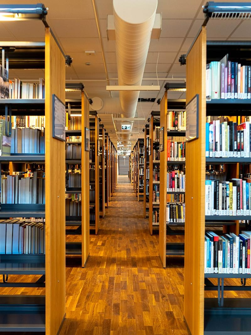 Böckerna på plan 1 är tillbaka på sina ordinarie hyllor.