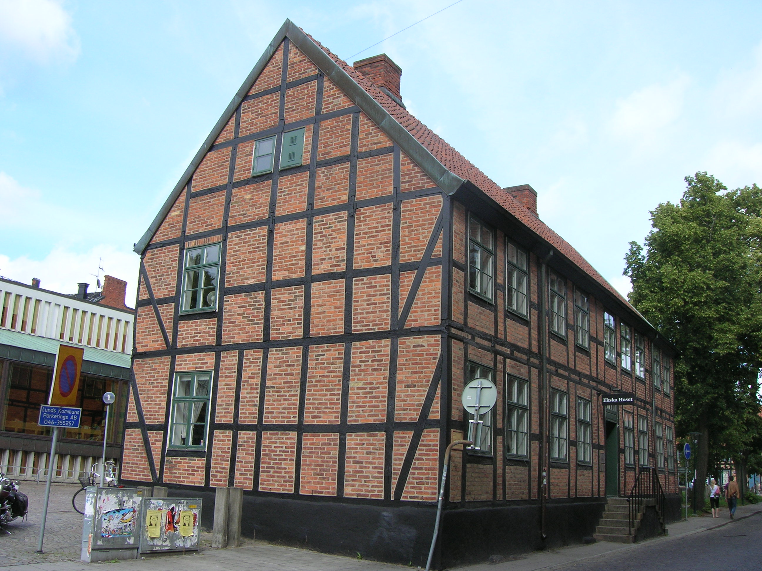Ekska huset, Lund, är ett av de byggnadsverk som används i boken. 