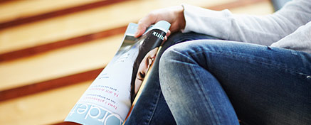 Närbild på person som håller i en tidning