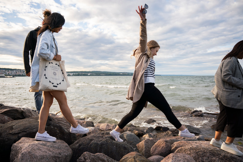 Personer på stenar vid vatten