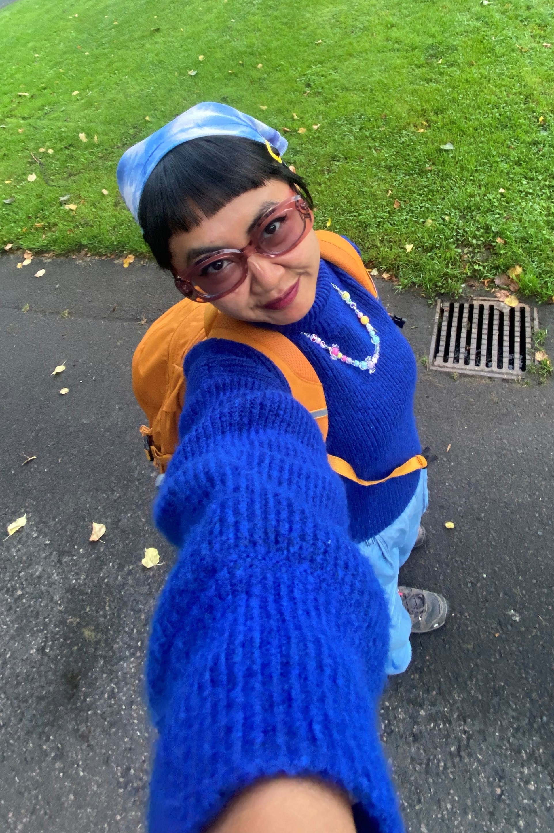 En kvinna med solglasögon och blå tröja
