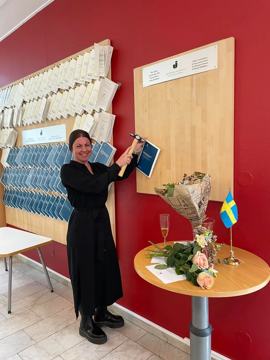 Forskaren Sophie Mårtensson spikar sin avhandling på väggen, en gammal tradition för att presentera ny vetenskap innan den granskas..