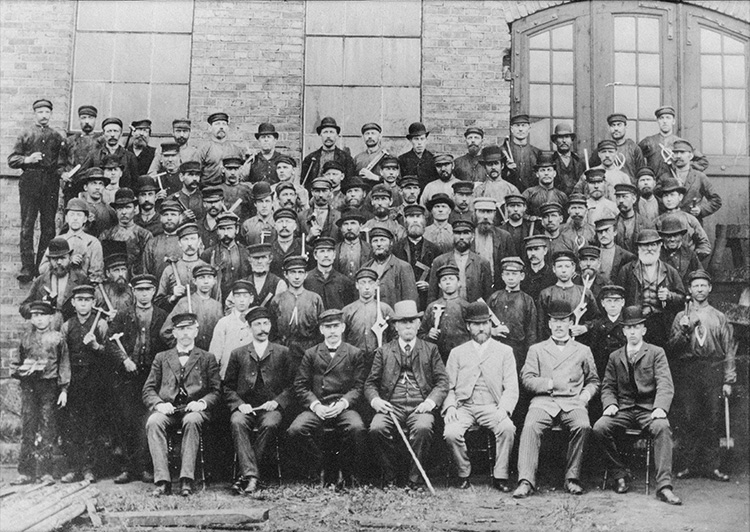 Anställda vid JMW 1893. Vid denna tid var företaget bland de största verkstadsindustriföretagen i Sverige. I främsta raden på bilden syns grundaren och dåvarande ägaren Frans Gustaf Sandwall med käpp och hatt. Foto från Jönköpings läns museum.