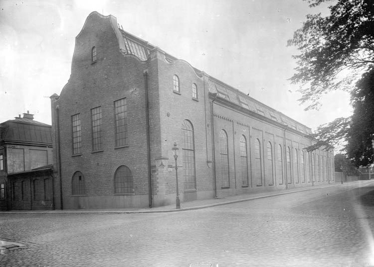 JMW:s gjuterihall från 1914, ritad av arkitekten Magnus Steendorff. Byggnaden som numera är högskolans bibliotek, var en del av det industriområde som fanns här 1859-1992. Foto från Jönköpings läns museum.