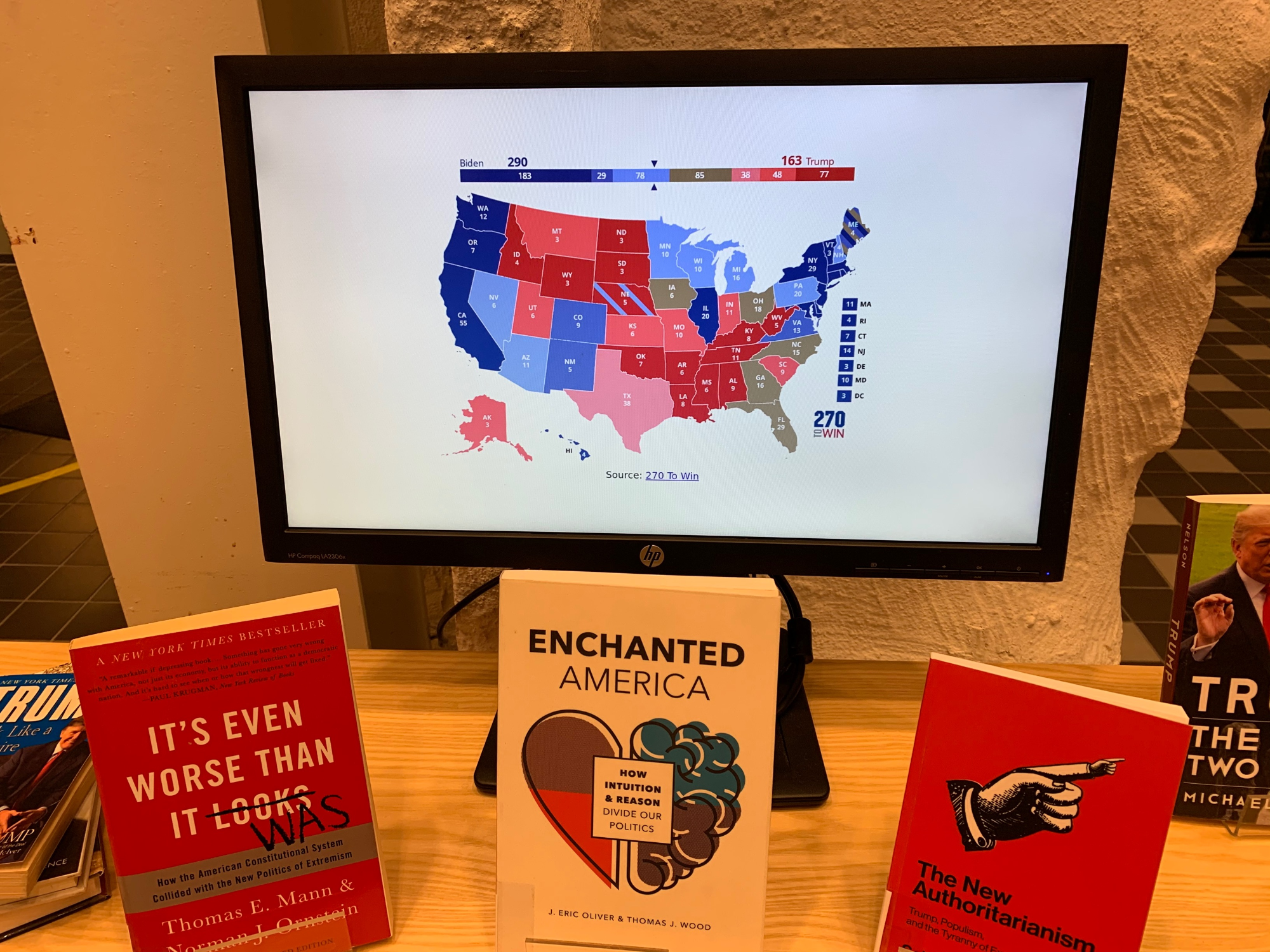 Bibliotekets utställning för det amerikanska valet 2020 med en skärmsom visar valresultatet live och ett urval av böcker relevant för valet.
