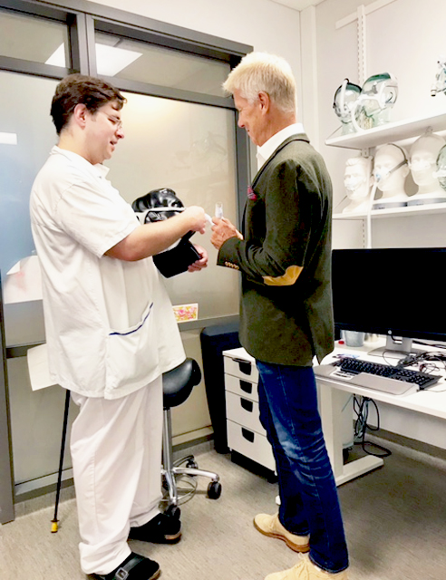 Martin Ulander stands to the left and Anders Brosträm stands to his right. They are both looking at a CPAP-mask. They are standing in an office at the University Hospital in Linkoping