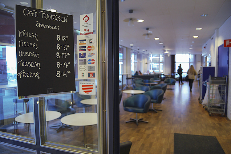 Café Traversen ligger granne med biblioteket. Här kan du handla fika, godis, frukt och enklare luncher.