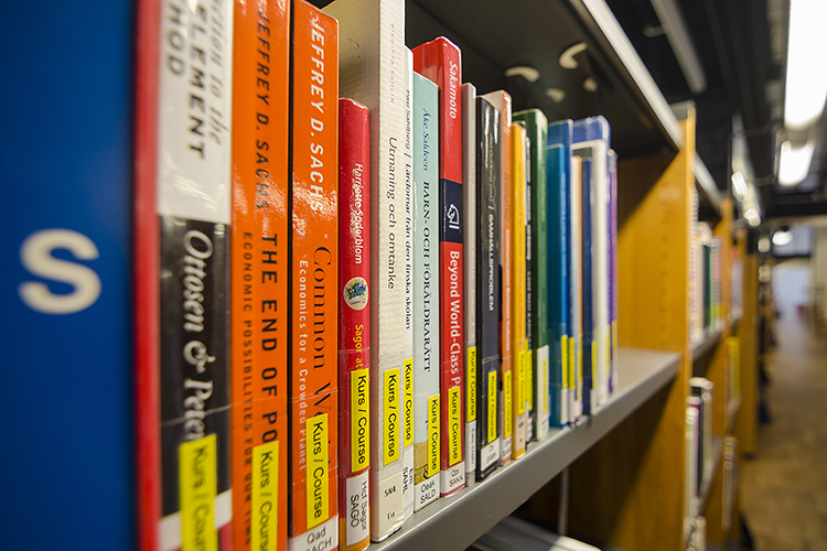 Biblioteket har ett eller flera exemplar av all kurslitteratur. Böcker i kursbokssamlingen kan lånas två dagar. Andra böcker lånas ut i 21 dagar.