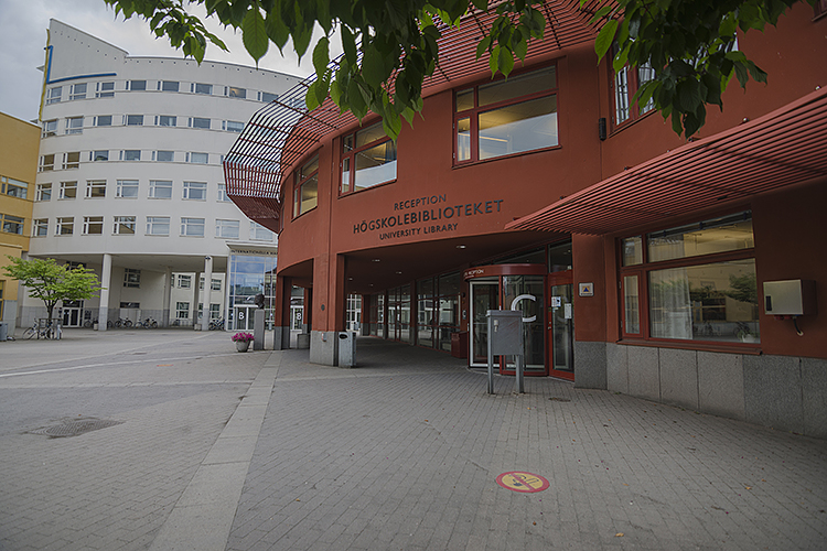Välkommen till Högskolebiblioteket. Du hittar oss mitt på campus.