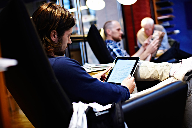 Trådlöst nätverk finns i hela biblioteket och du kan också skriva ut från din egen dator. Besök IT Helpdesk för mer information