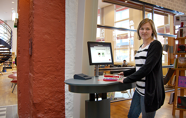 Låna och återlämna själv i bibliotekets automater. Du lånar om genom att logga in på Mina sidor i Primo.