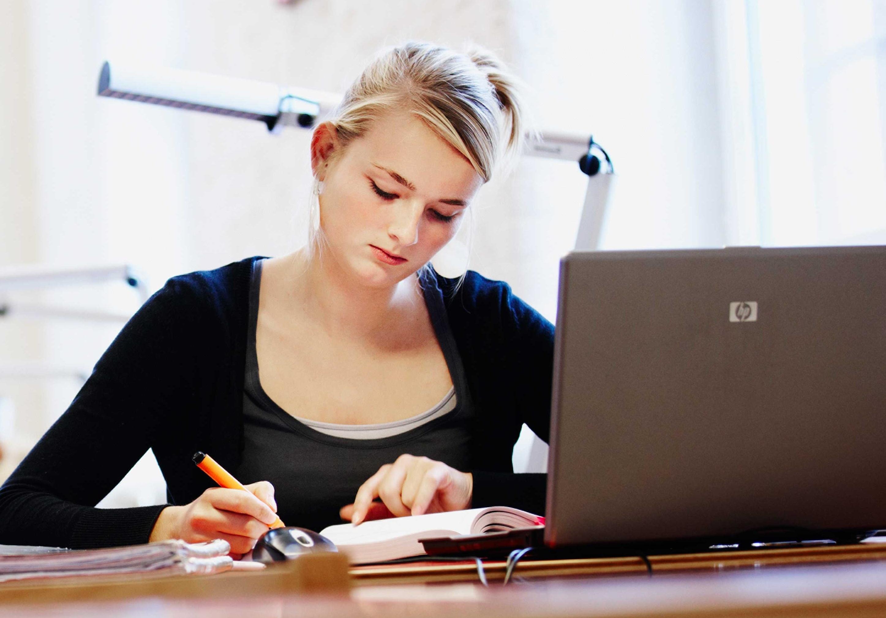 En kvinnlig student som studerar
