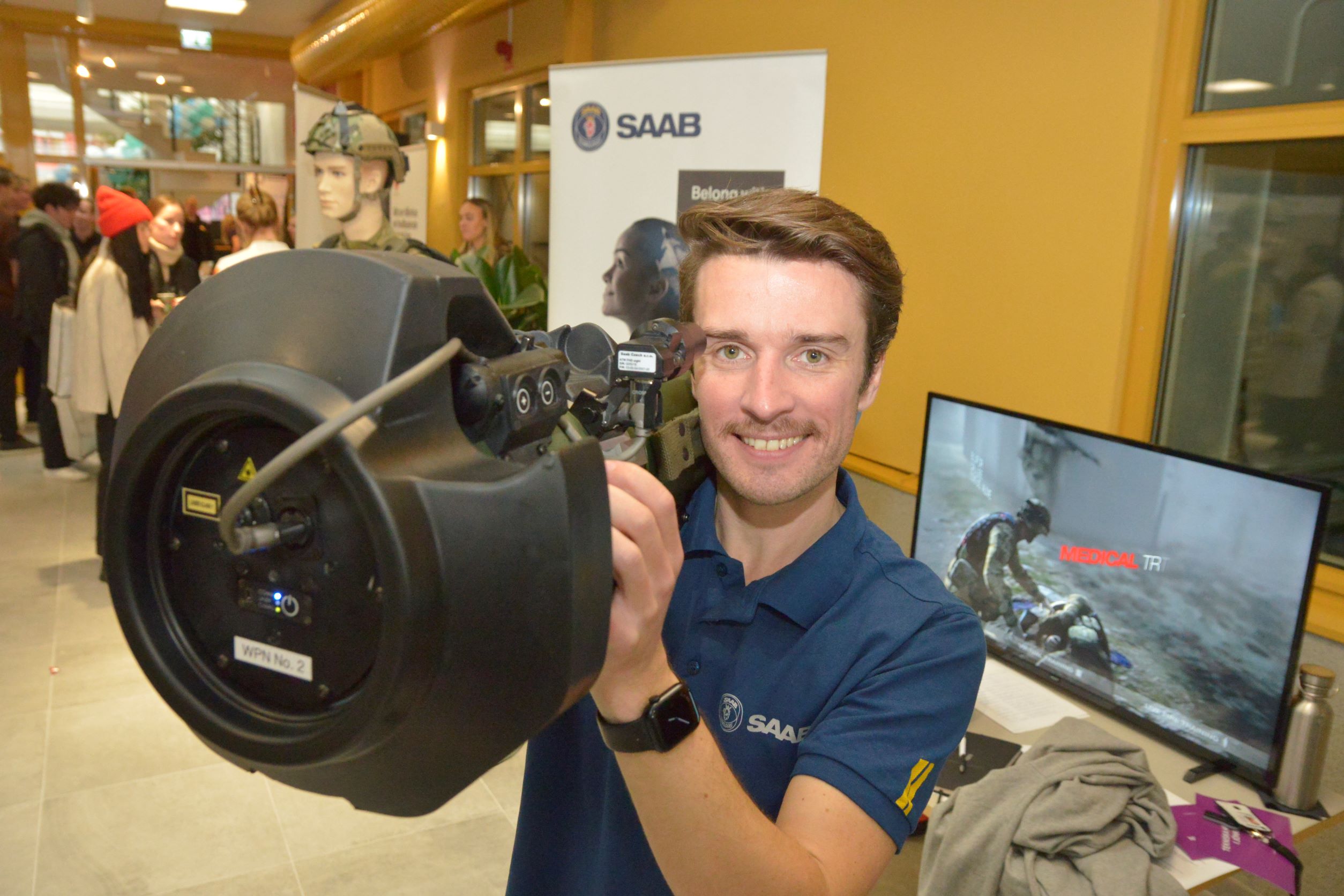 Former JTH student Simon Carlbäck, software developer at SAAB Training & Simulation in Huskvarna, at Karriärum in the School of Engineering, Jönköping University.