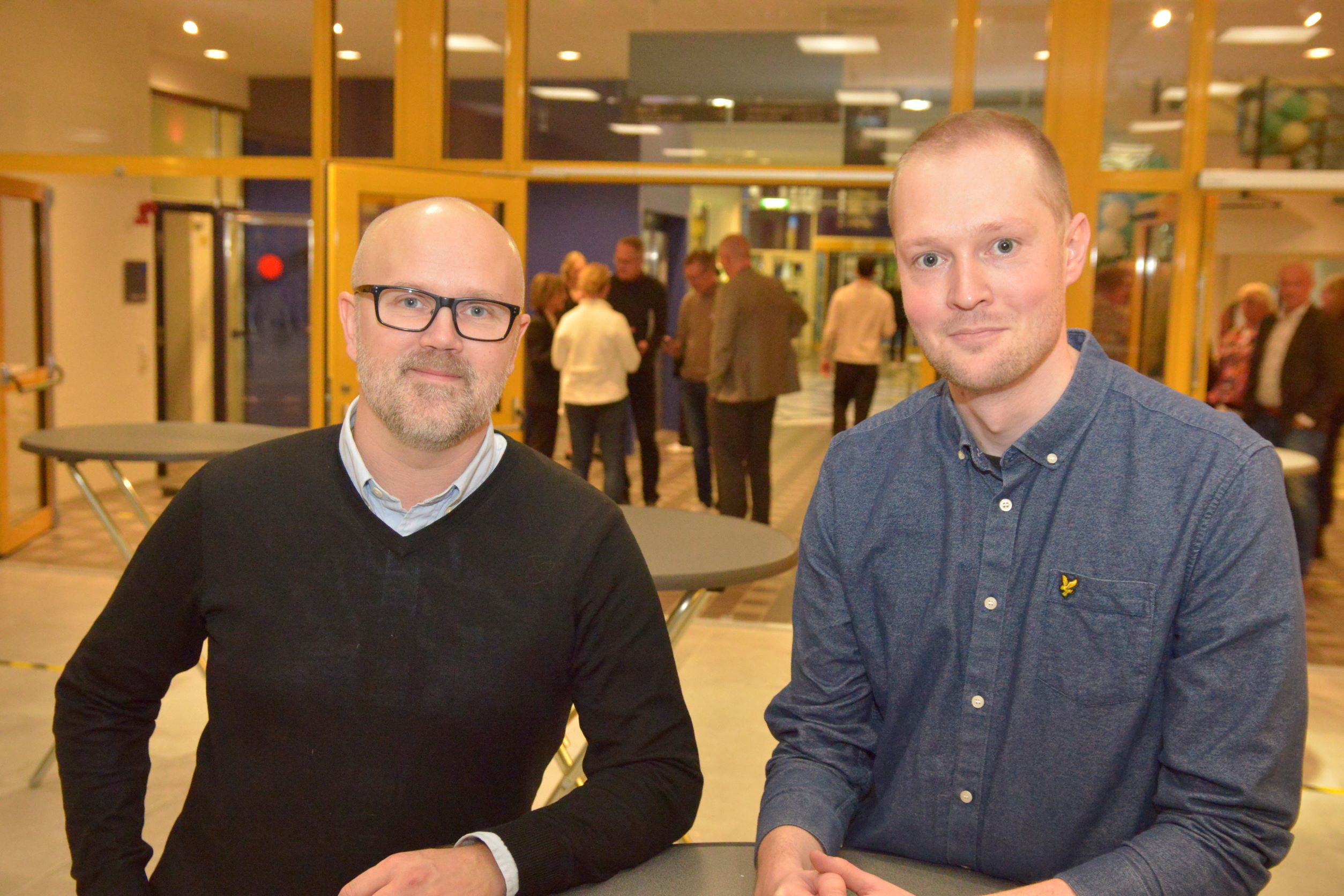 Johan Friestedt (to the left) and Marcus Jackson from Kongsberg Automotive AB in Mullsjö during the Karriärum AW.