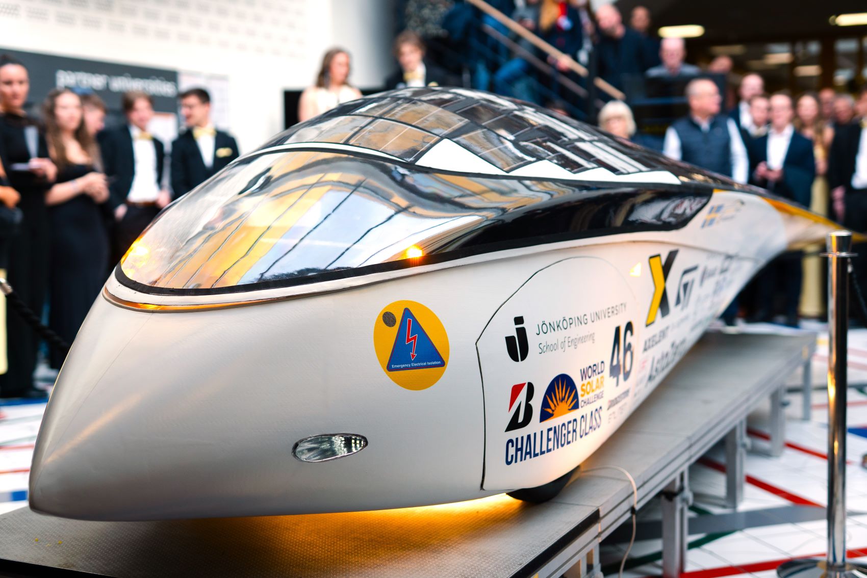 JU Solar Teams solbil är strömlinjeformad för att minska luftmotståndet.