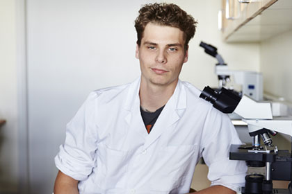 Jonatan, student, i labbsal