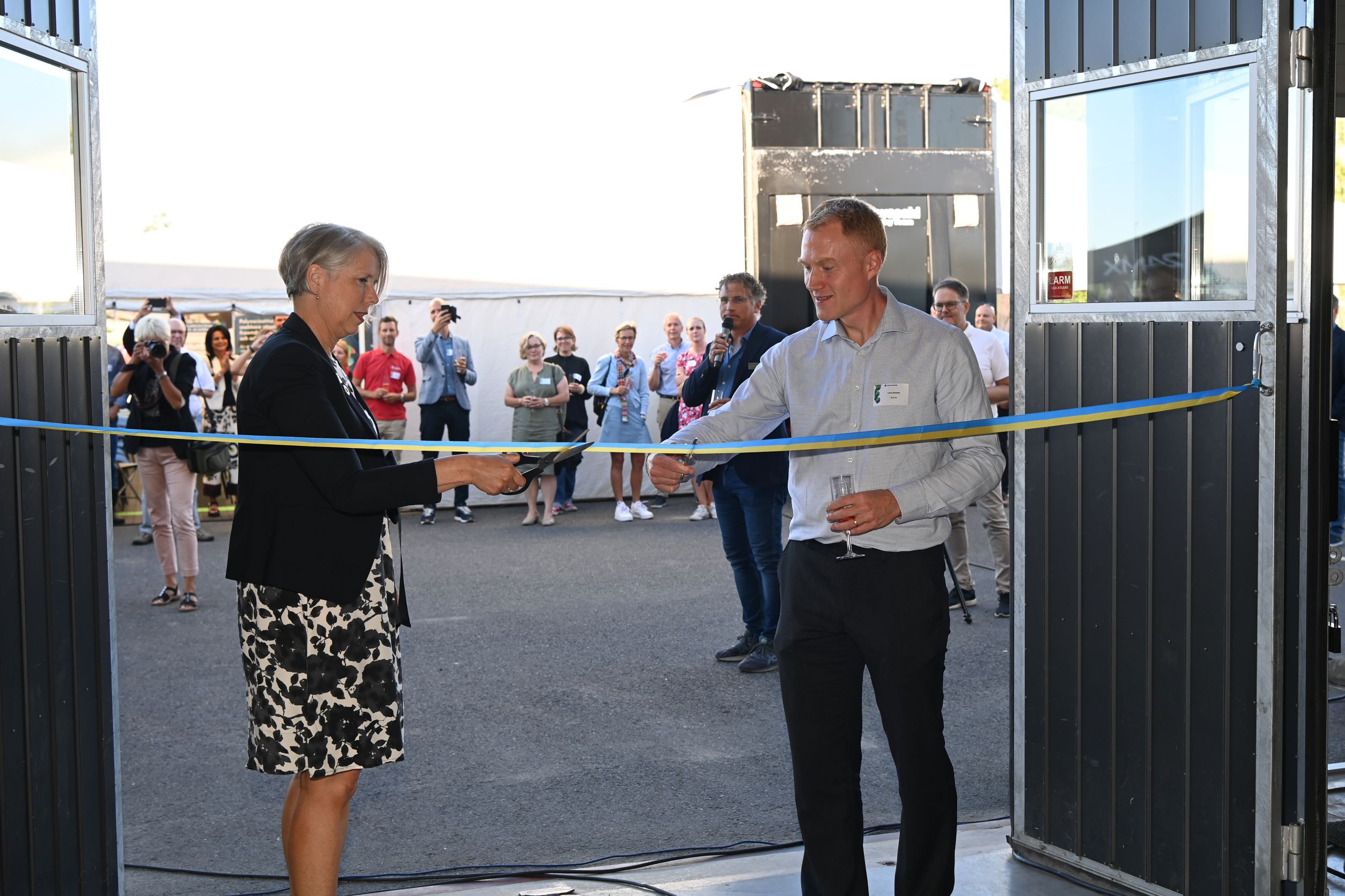 Helena Jonsson, Governor of Jönköping County, and Lars Jerpdal, Technical Manager - plastics design at Scania Group, inaugurated the Polymer Technology Institute in Värnamo.