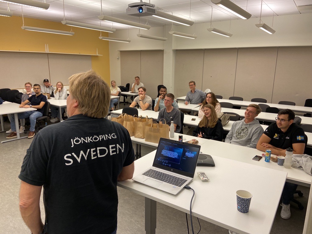 Kursläraren Magnus Andersson föreläser för studententerna i JU Solar Team.