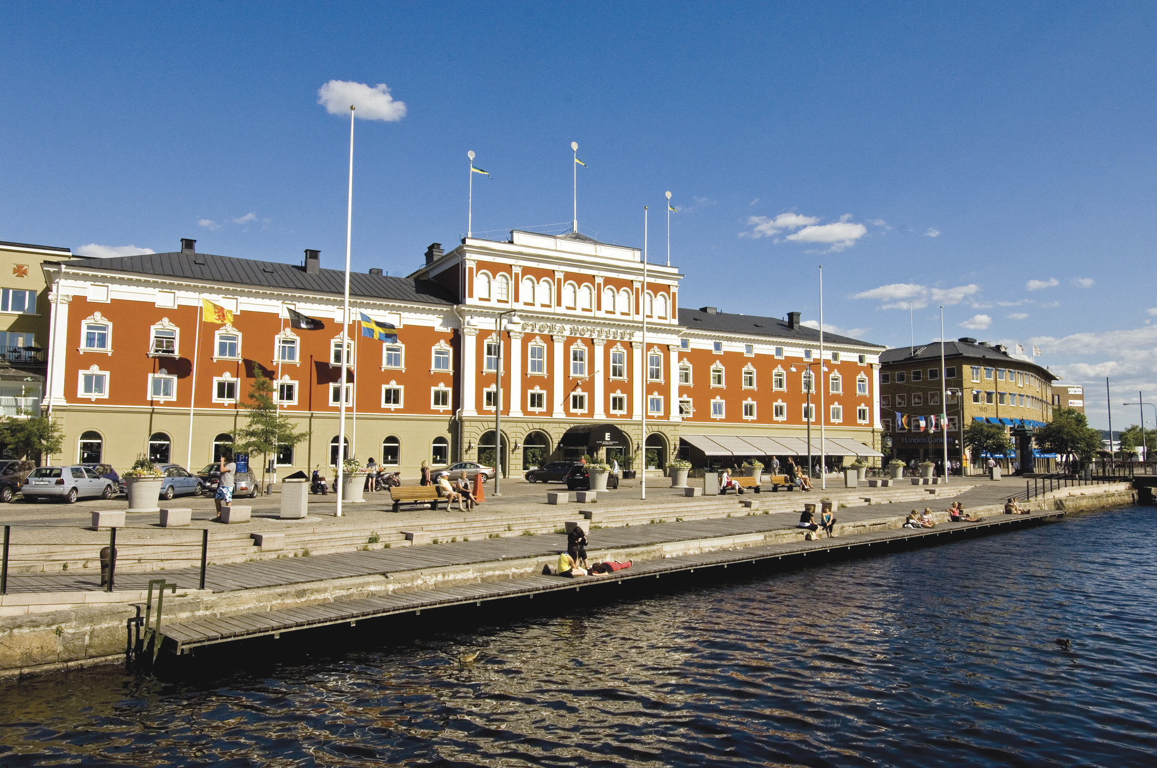 Elite Stora Hotellets fasad framför glittrande vatten vid hamnkanalen i Jönköping