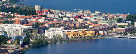 Drönarfoto av campus med Jönköping och Vättern i bakgrunden och Munksjön i förgrunden