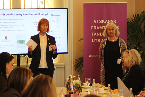 Jönköpings läns regiondirektör och rektor för Jönköping University håller tillsammans en presentation för riksdagsledamöter.