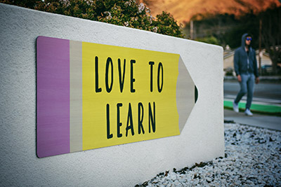Bild på en penna med texten Love to learn