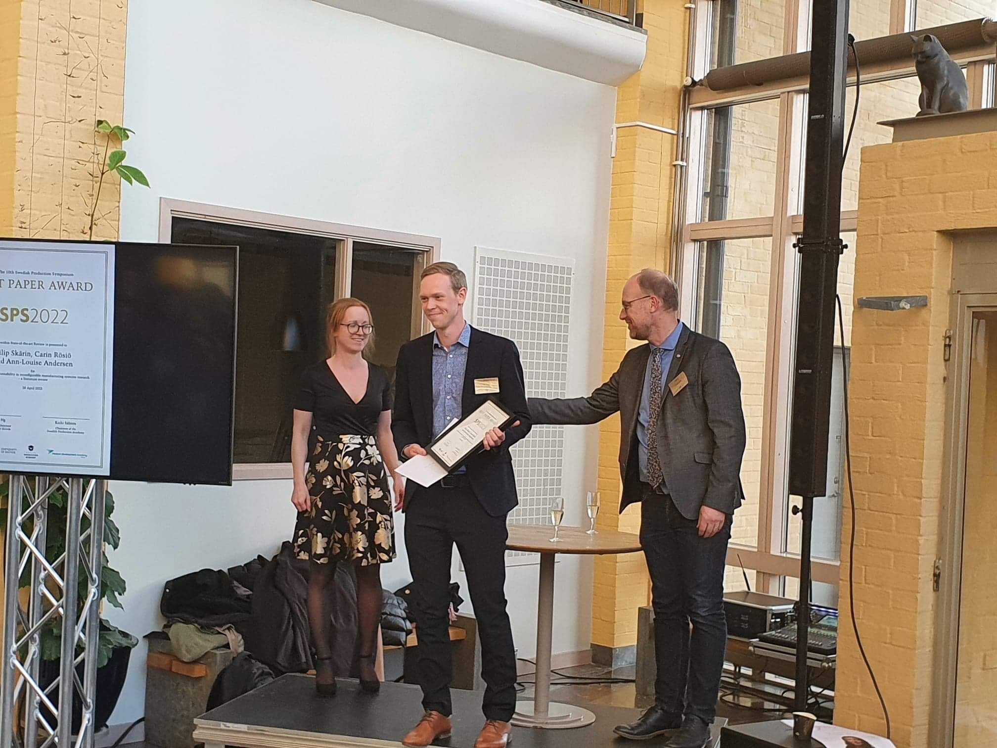 Filip Skärin accepted the best paper award at the SPS conference at the University of Skövde.