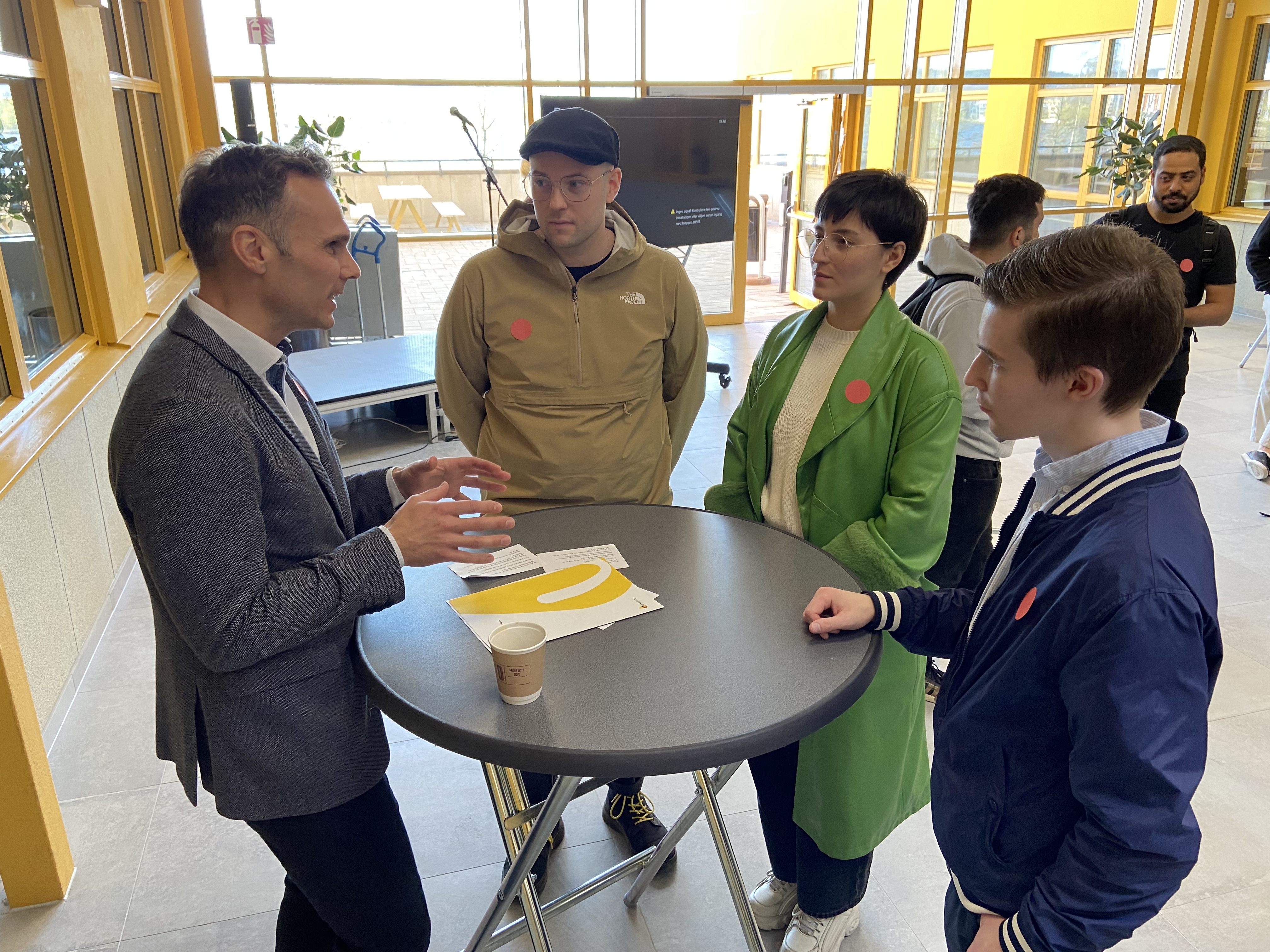 André Petzold, product owner at Verendus System, is mingling with the JTH students Gustav Persson, Sabina Ametova and Tim Lindström.