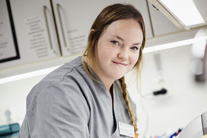 Maya, före detta student, på sin arbetsplats