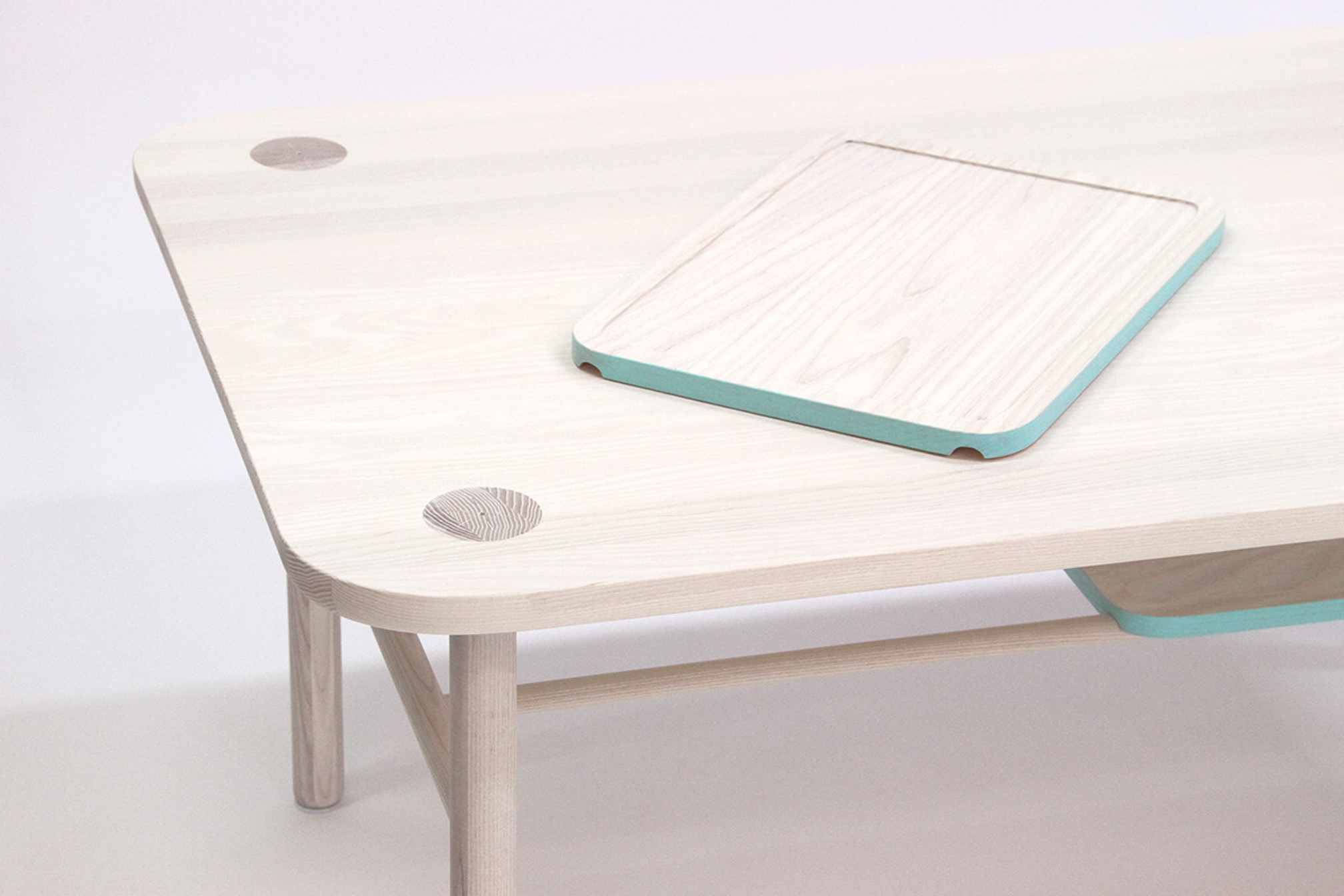 Close up on the table and the wooden tray system