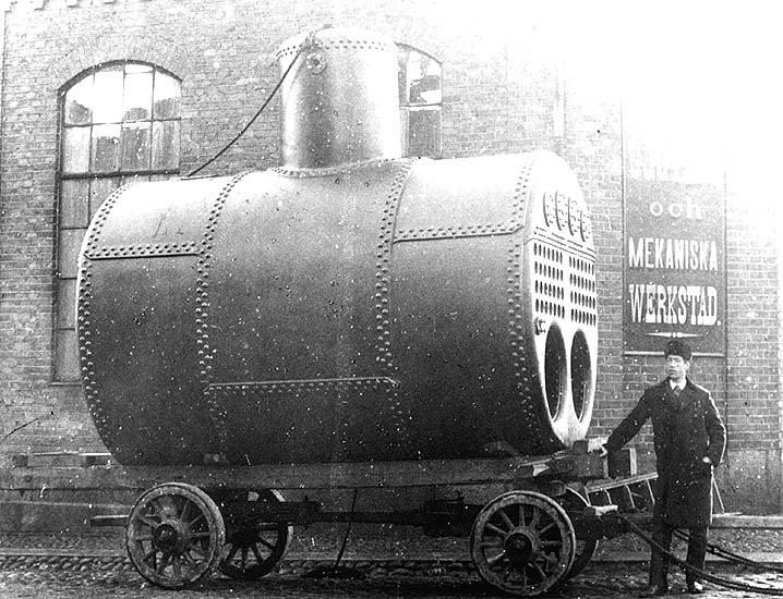 Picture from the end of the 1900s showing a JMW employee and a steam boiler. Initially, JMW mainly manufactured mouldings, e.g. machine elements, railings, and household utensils like pots and coffee burners. Eventually, the business expanded to include other products, like steam boilers, which was an important product in those days. Photo from Jönköping county museum.