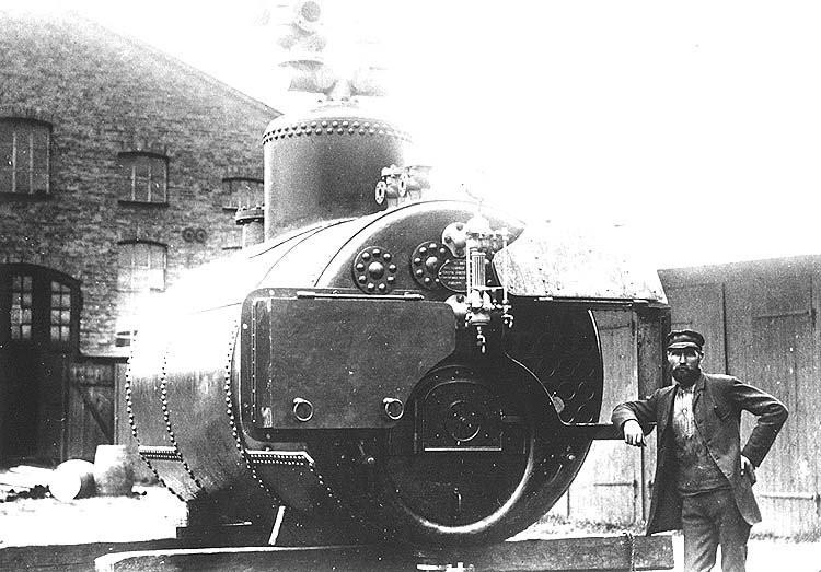 Picture from the end of the 1900s showing a JMW employee and a steam boiler. Initially, JMW mainly manufactured mouldings, e.g. machine elements, railings, and household utensils like pots and coffee burners. Eventually, the business expanded to include other products, like steam boilers, which was an important product in those days. Photo from Jönköping county museum.