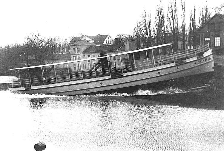 Initially, JMW mainly manufactured mouldings. At the end of the 1900s their shipbuilding production started and included 31 steamships, Motala Express among others. The picture shows the launching of the barge Maria, named after Maria Sandwall who was married to the founder of JMW and the then owner Frans Gustaf Sandwall. Photo from Jönköping county museum.
