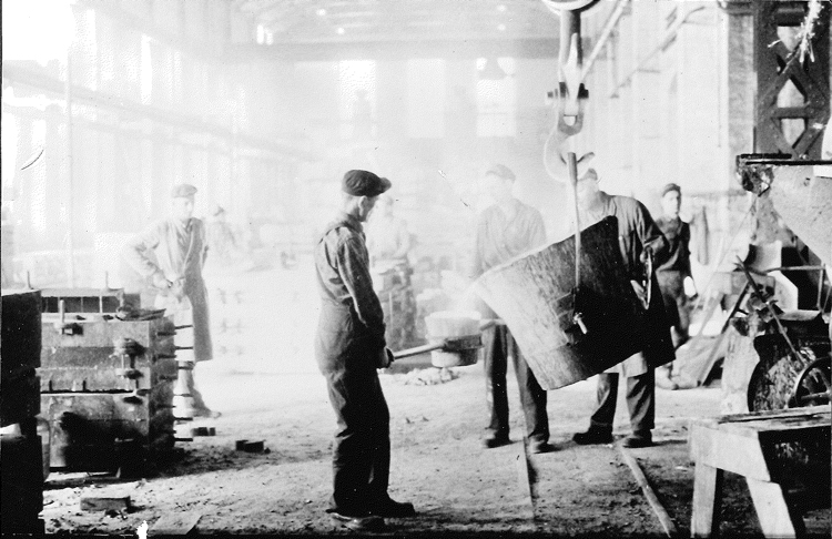 Gjutning på 1960-talet i den byggnad som idag är högskolebibliotek. Industriell verksamhet pågick på området mellan 1859-1992. Därefter revs de flesta byggnaderna för att ge plats åt Högskolan. Foto från Jönköpings läns museum.