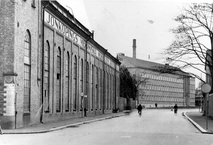 Korsningen Gjuterigatan/Kyrkogatan som det såg ut på 1950-talet. Internationella Handelshögskolan ligger på samma plats som JMW:s kontorsbyggnad längst bort i bilden. Gjuterihallen, nuvarande Högskolebiblioteket till vänster. Foto från Jönköpings läns museum.