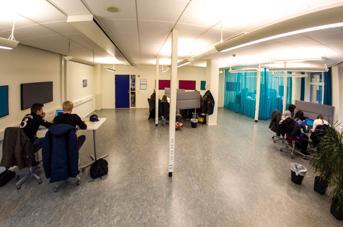 I Hippocampus, den flexibla lärmiljön på andra våningen, kan du jobba både enskilt och i grupp.