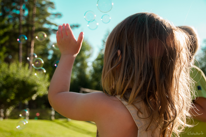 Barn som leker med såpbubblor