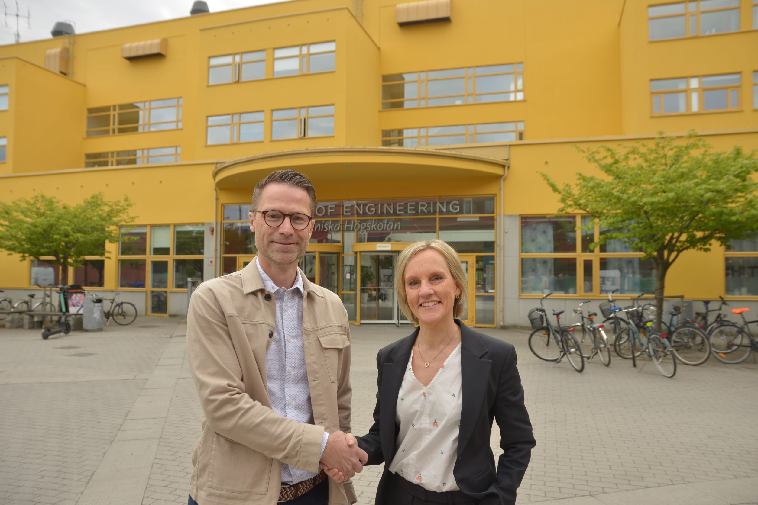 Karl-Johan Magnusson, Thule Group, och Ingrid Wadskog, vd på Tekniska Högskolan vid Jönköping University.