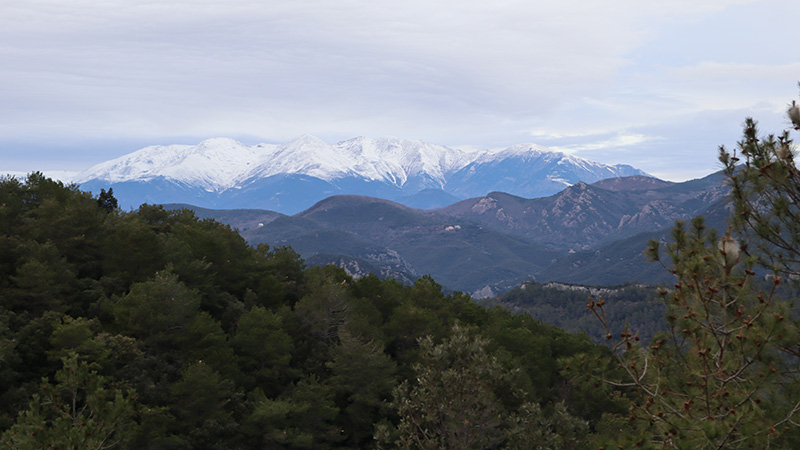 The Home for pioneers ligger i Spanska Pyreneerna, den snötäckta delen av bergskedjan ligger i grannlandet Frankrike