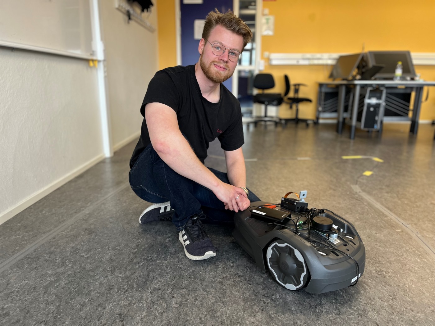 Student at the School of Engineering and a Husqvarna Automower.