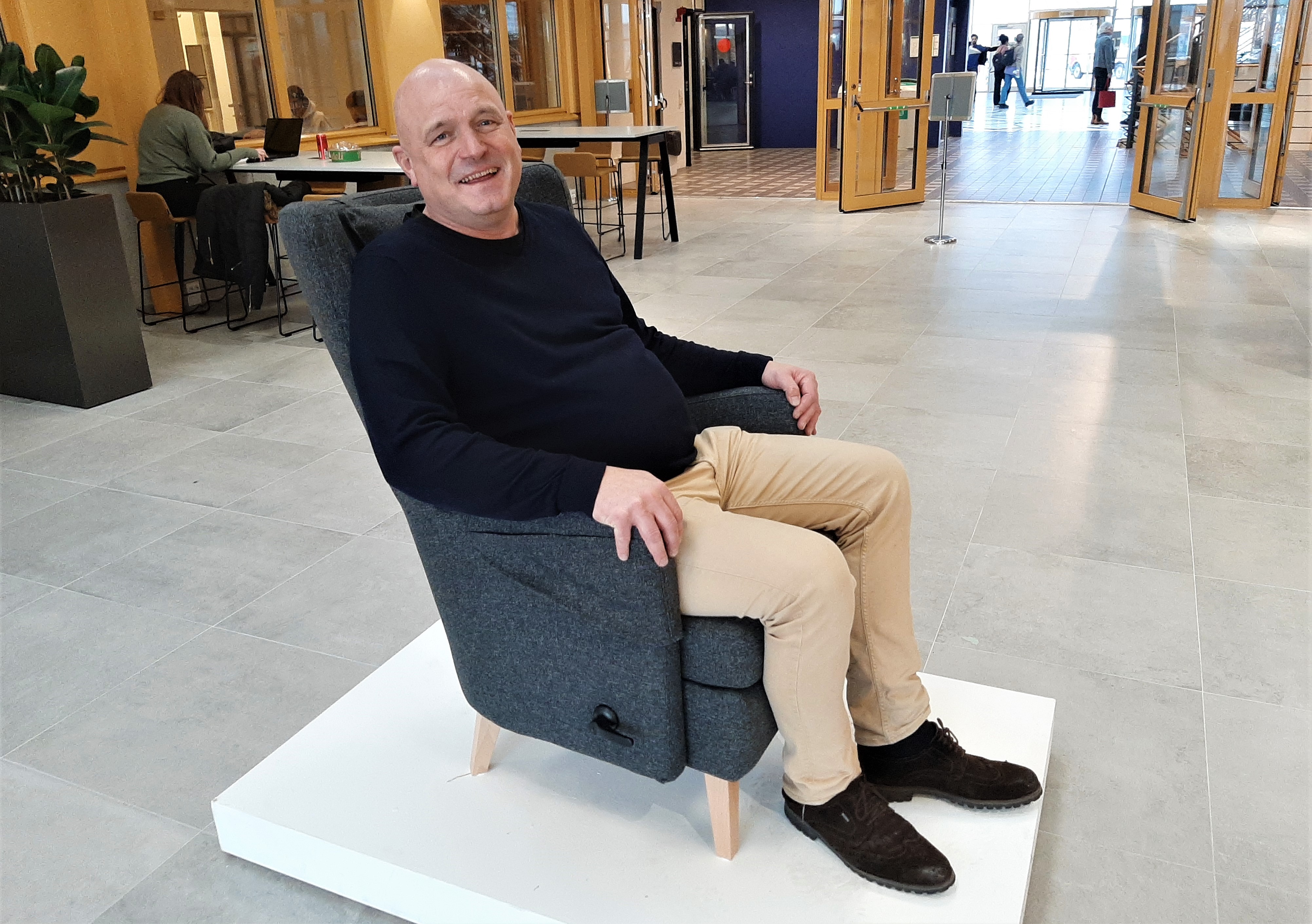 Lars Eriksson sitter i IKEA-stolen som hans studenter har utvecklat.