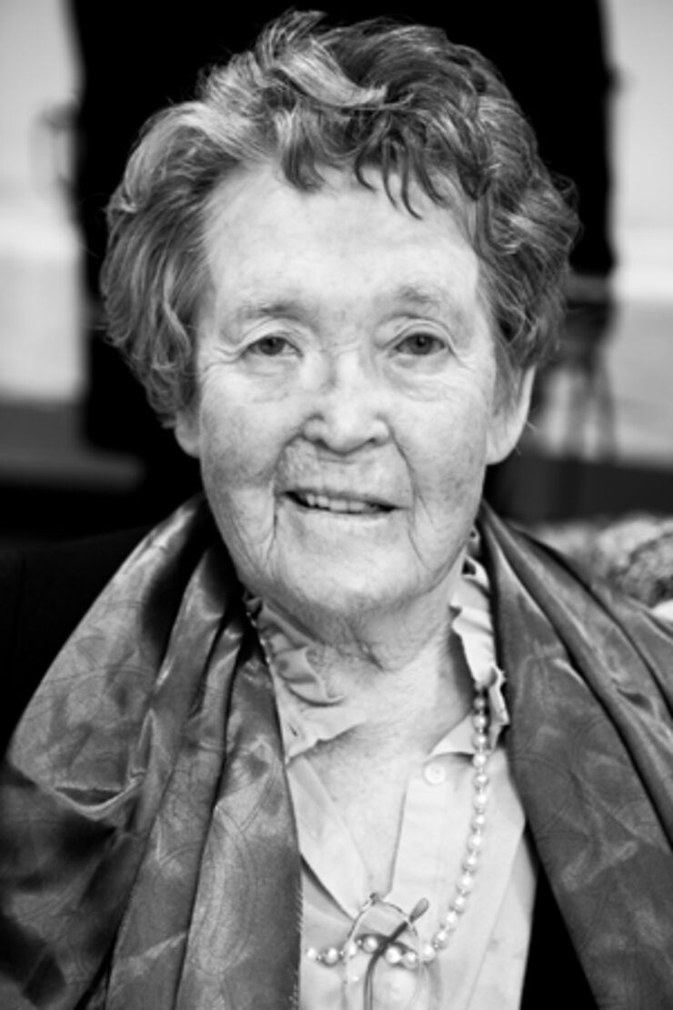 Svartvit porträttbild av äldre kvinna