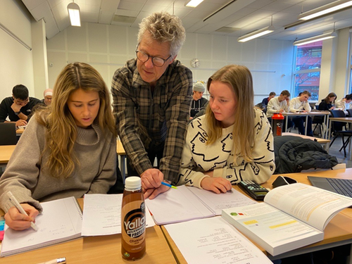 Filippa Ekblad and Maja Lindström, who study Basic Science Semester at the School of Engineering with the programme manager Christer Magnusson.