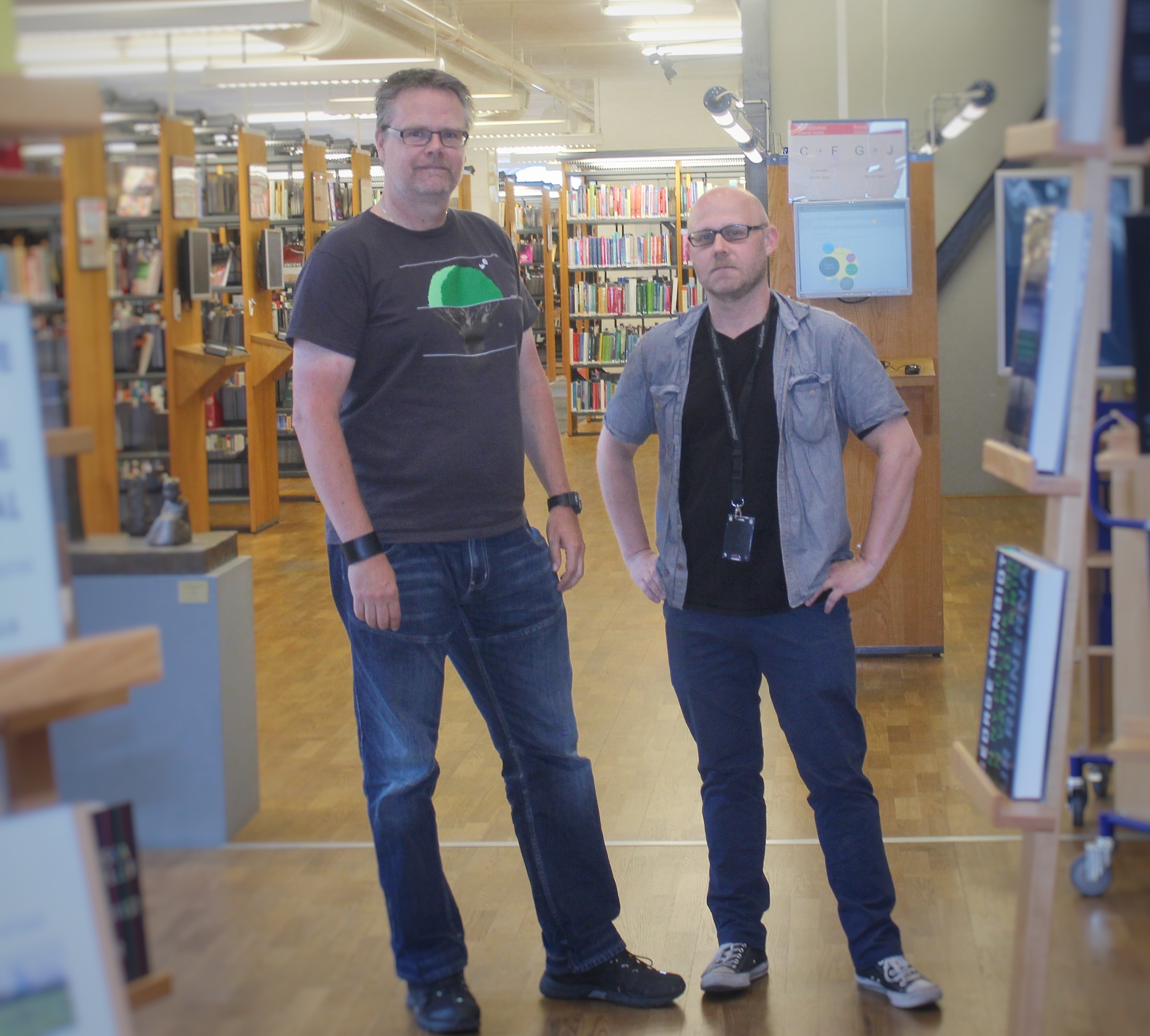 Daniel Gunnarsson och Stefan Carlstein på Högskolebiblioteket i Jönköping