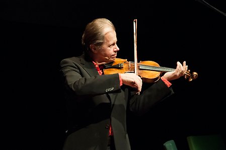 Thomas Andersson spelar på sin fiol. Foto: Mariann Holmberg