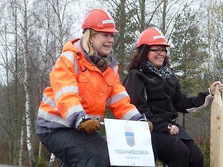 Rektor Åsa Eriksson får skjuts av infrastrukturminister Catharina Elmsäter-Svärd på en dressin under invigningen i Nässjö.