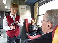 Gästerna fick åka rälsbuss mellan Nässjö och Brinellgymnasiet. Den unge konduktören kontrollerade biljetterna.